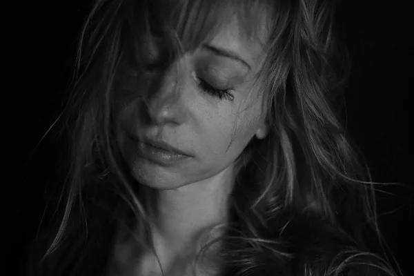 płacząca dziewczyna prezentacja